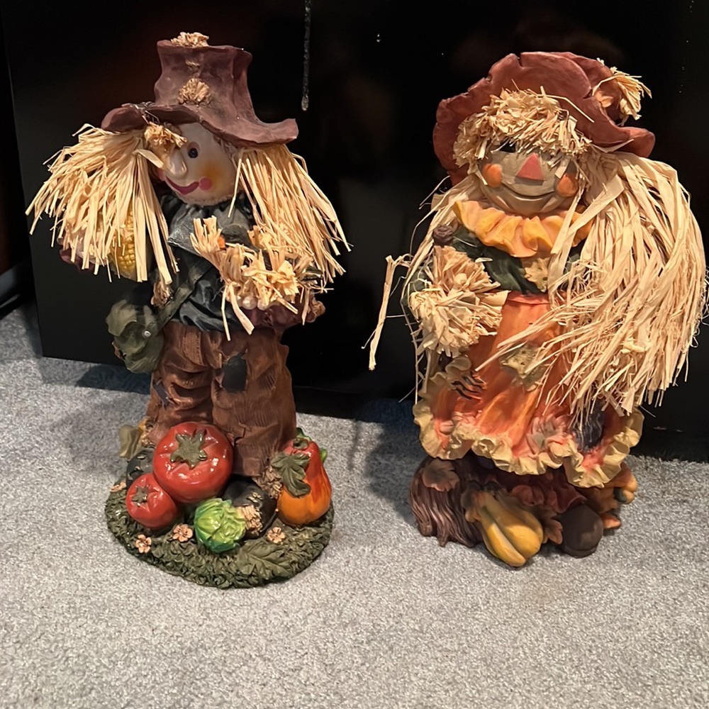 2 scarecrows for Halloween or thanksgiving decor
